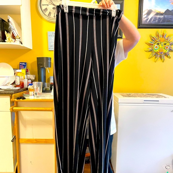Beautiful Wide Leg Vertical Striped Pants - Picture 7 of 10